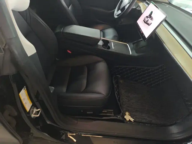 Tesla Model 3 — Фото автомобиля 24