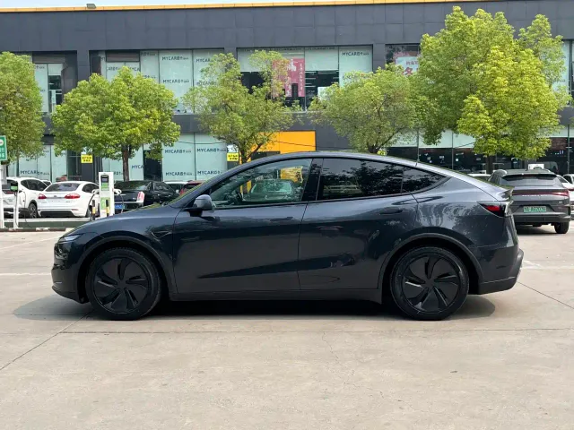 Tesla Model Y — Фото автомобиля 3