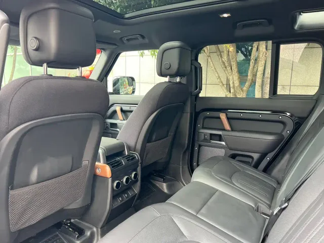Land Rover Defender — Фото автомобиля 14