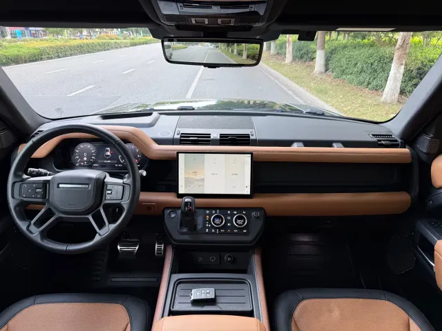 Land Rover Defender — Фото автомобиля 14