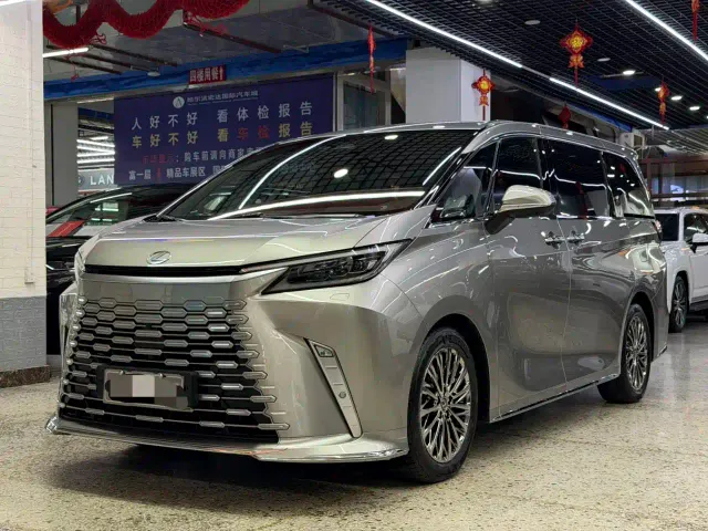 Фотография автомобиля — Lexus LM