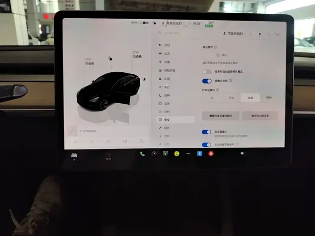Tesla Model 3 — Фото автомобиля 12