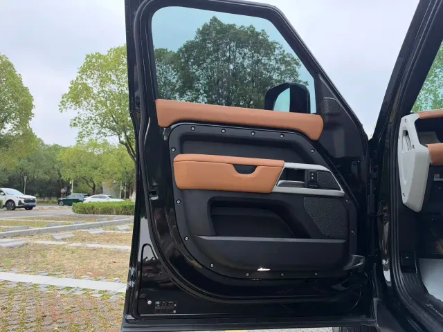 Land Rover Defender — Фото автомобиля 11
