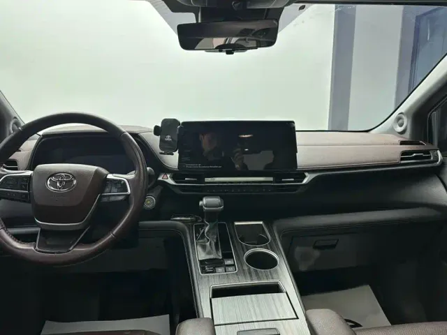 Toyota Sienna — Фото автомобиля 3