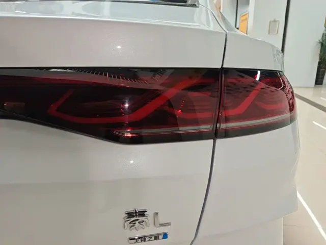 BYD Qin L — Фото автомобиля 7