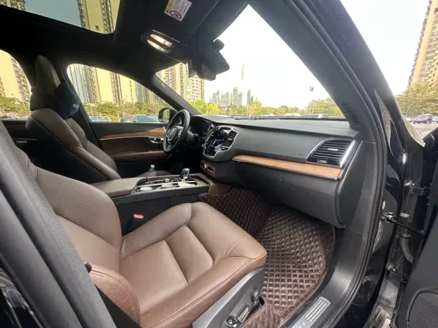 Volvo XC90 — Фото автомобиля 10