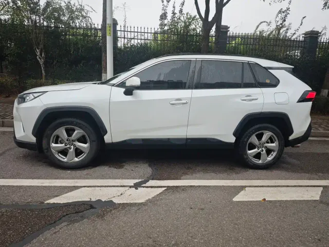 Toyota RAV4 — Фото автомобиля 3