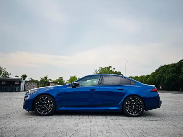 BMW M5 — Фото автомобиля 4