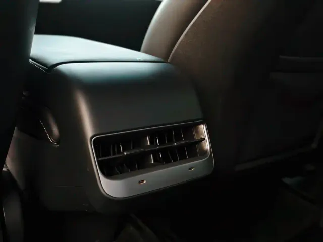 Tesla Model Y — Фото автомобиля 13