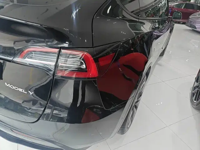 Tesla Model Y — Фото автомобиля 23