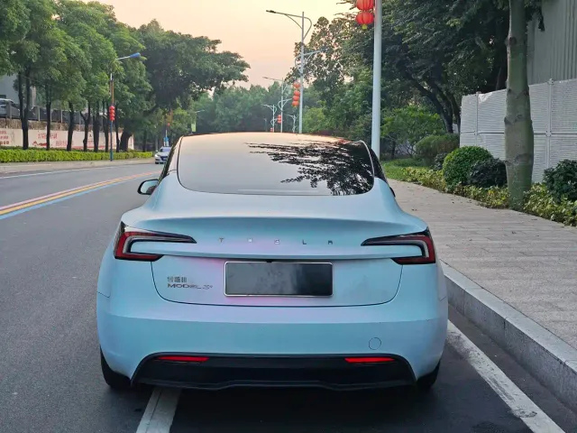 Tesla Model 3 — Фото автомобиля 8