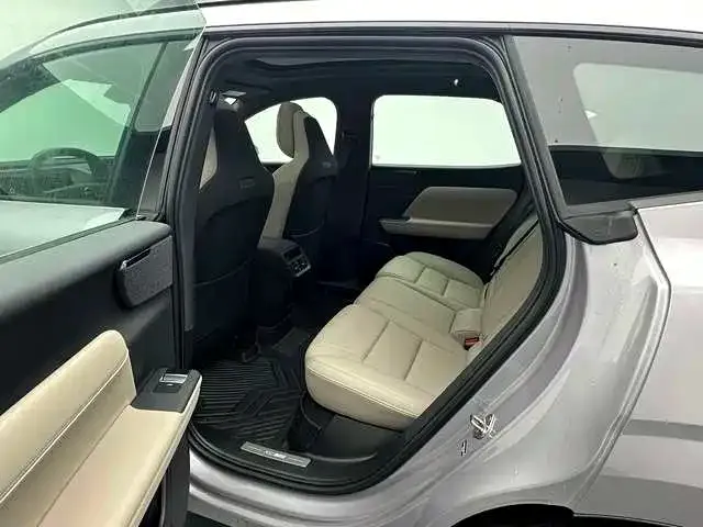 Volvo XC70 Plug-in Hybrid — Фото автомобиля 8