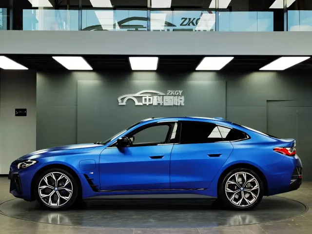 BMW i4 — Фото автомобиля 3