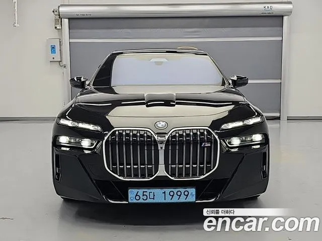 BMW i7 G70 — Фото автомобиля 2