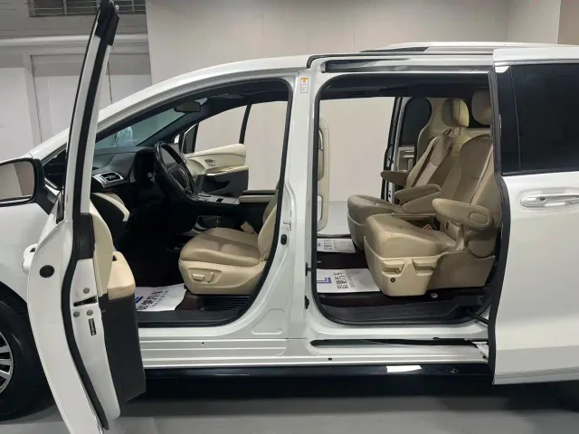 Toyota Sienna — Фото автомобиля 7