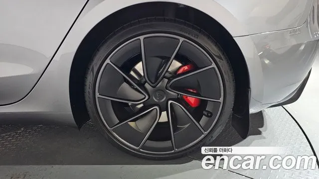 Tesla Model 3 — Фото автомобиля 6