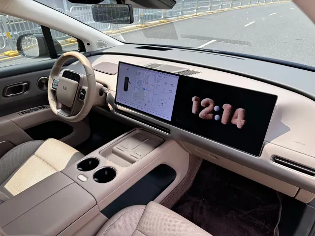 Li Auto i8 — Фото автомобиля 10