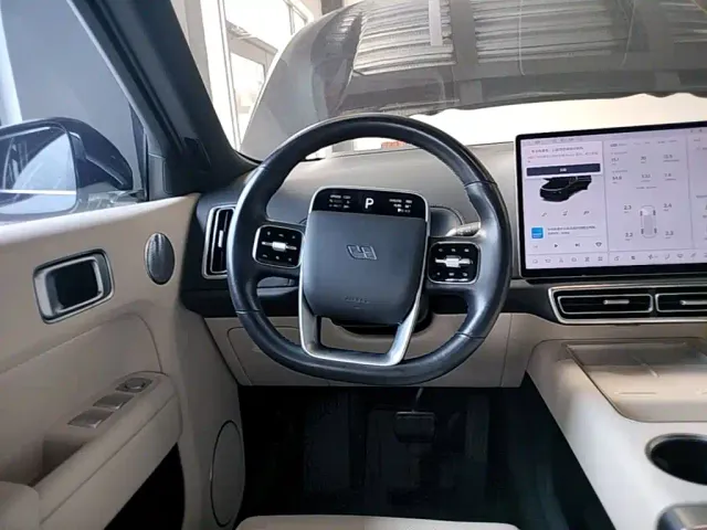 Li Auto L8 — Фото автомобиля 10