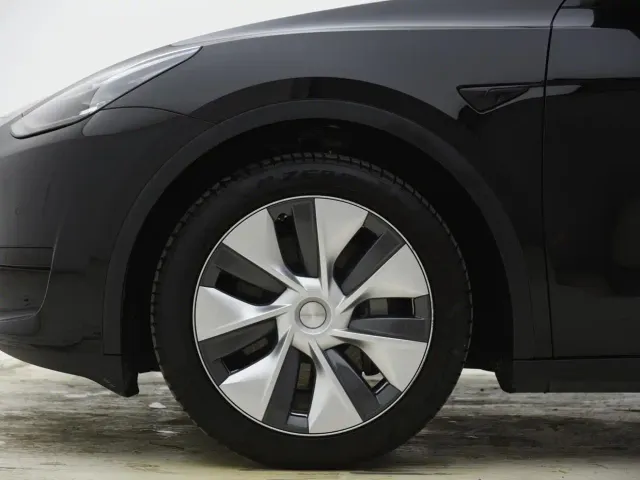 Tesla Model Y — Фото автомобиля 13