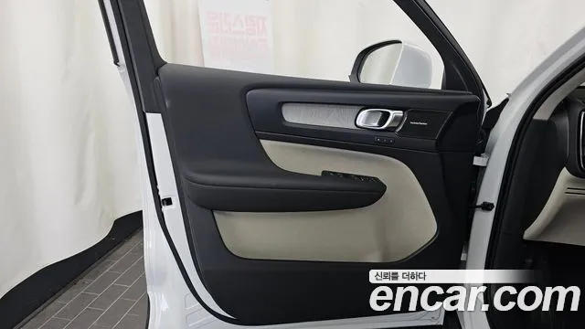 Volvo XC40 — Фото автомобиля 28