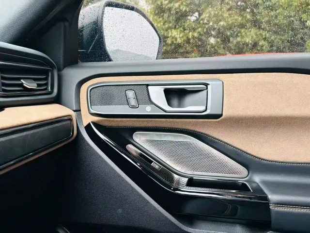 Ford Explorer — Фото автомобиля 12