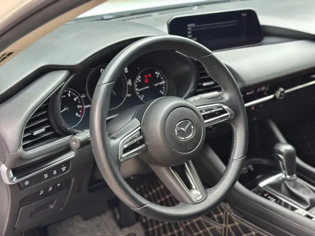 Mazda Axela — Фото автомобиля 8