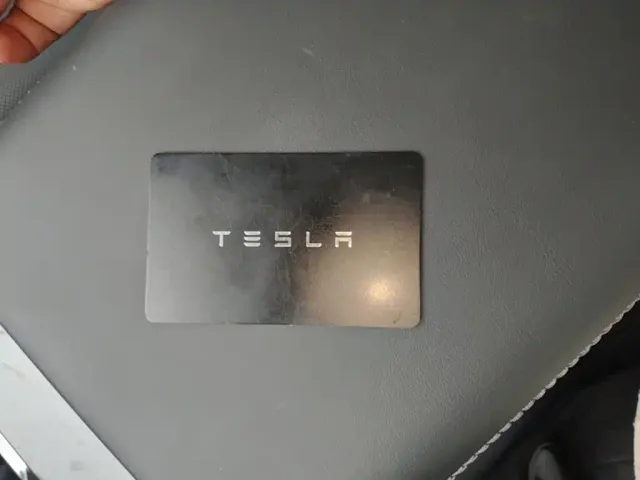 Tesla Model 3 — Фото автомобиля 8
