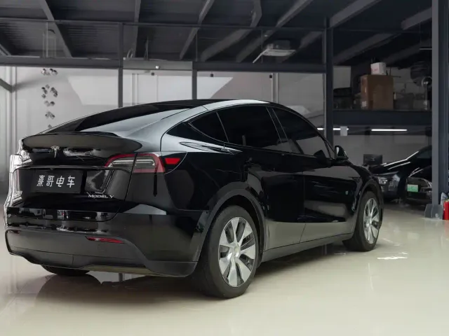 Tesla Model Y — Фото автомобиля 7