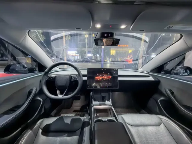 Tesla Model 3 — Фото автомобиля 5
