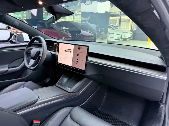 Tesla Model S — Фото автомобиля 9