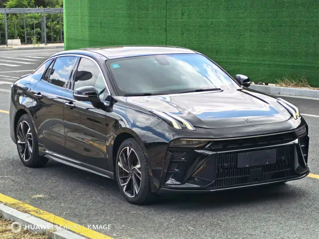 Lynk & Co 03 — Фото автомобиля 3