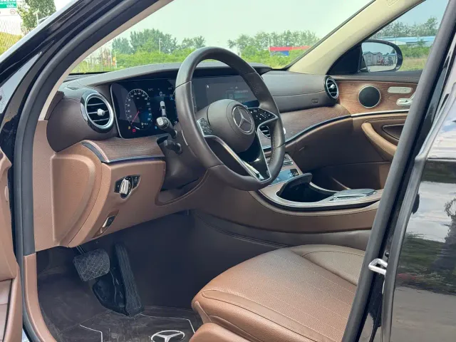 Mercedes-Benz E-Class — Фото автомобиля 18
