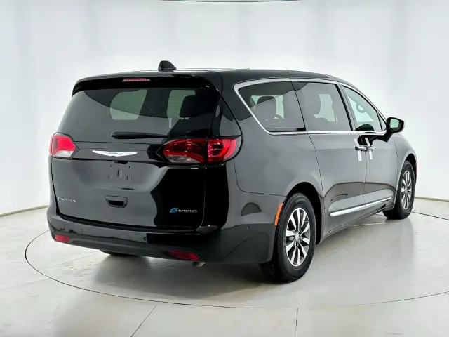 Chrysler Grand Caravan PHEV — Фото автомобиля 3