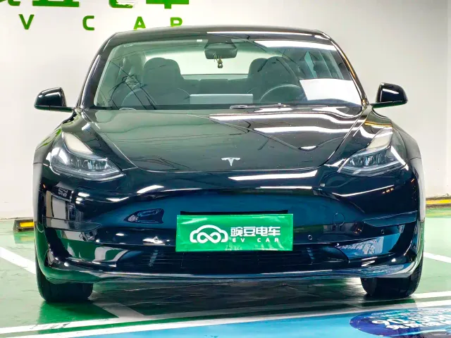 Tesla Model 3 — Фото автомобиля 4