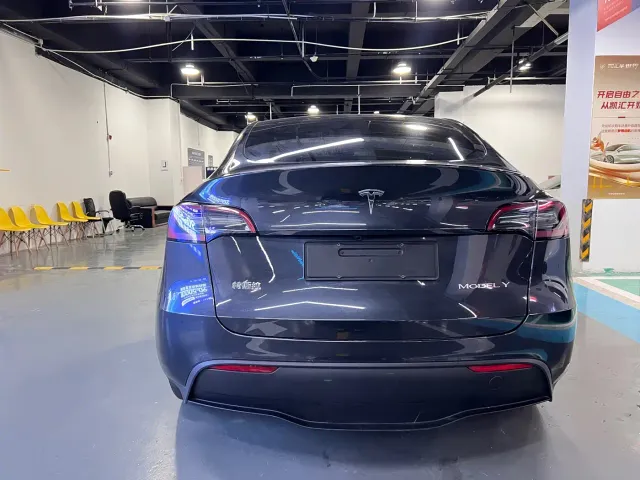 Tesla Model Y — Фото автомобиля 16