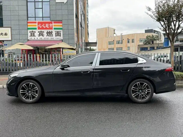BMW 5 Series — Фото автомобиля 3
