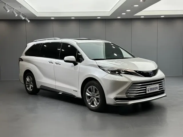 Toyota Sienna — Фото автомобиля 3