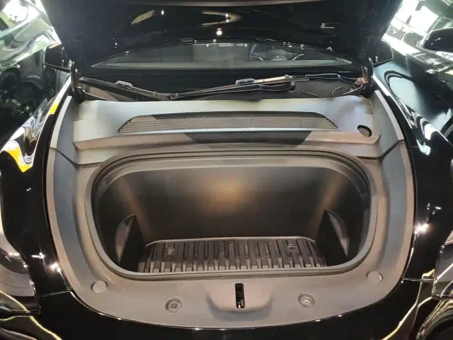 Tesla Model Y — Фото автомобиля 19