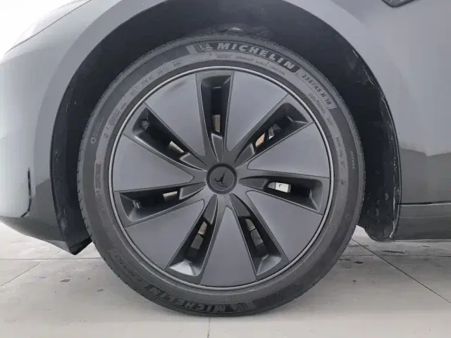 Tesla Model 3 — Фото автомобиля 17