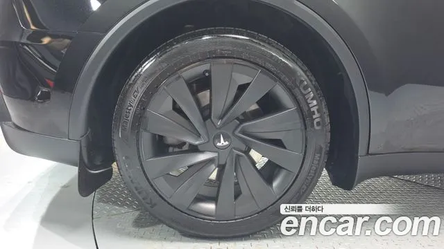 Tesla Model Y — Фото автомобиля 5