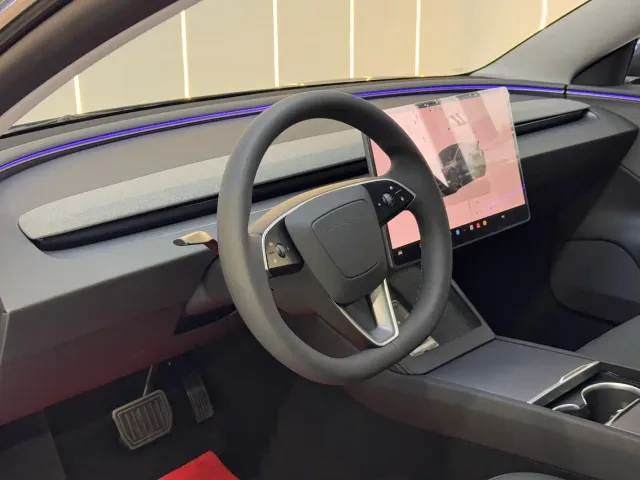 Tesla Model 3 — Фото автомобиля 13