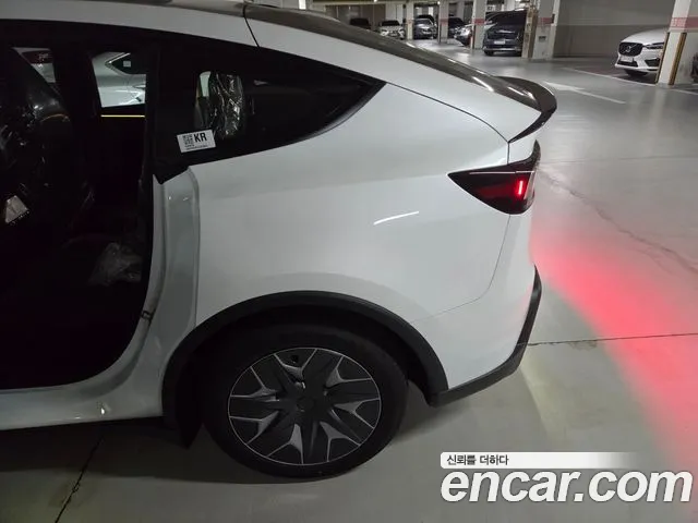 Tesla Model Y — Фото автомобиля 4