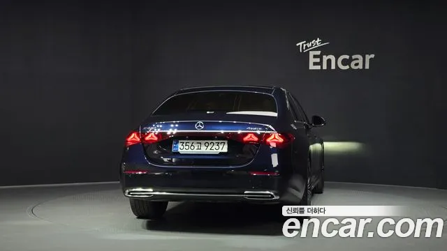 Mercedes-Benz E-Class — Фото автомобиля 3