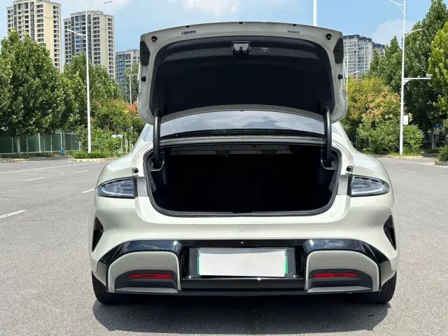 Xiaomi SU7 — Фото автомобиля 18