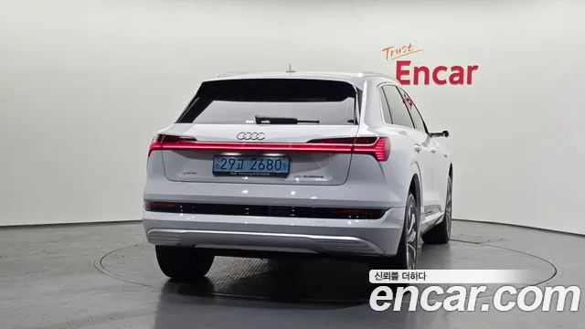 Audi e-tron — Фото автомобиля 4