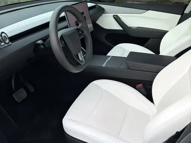 Tesla Model Y — Фото автомобиля 9
