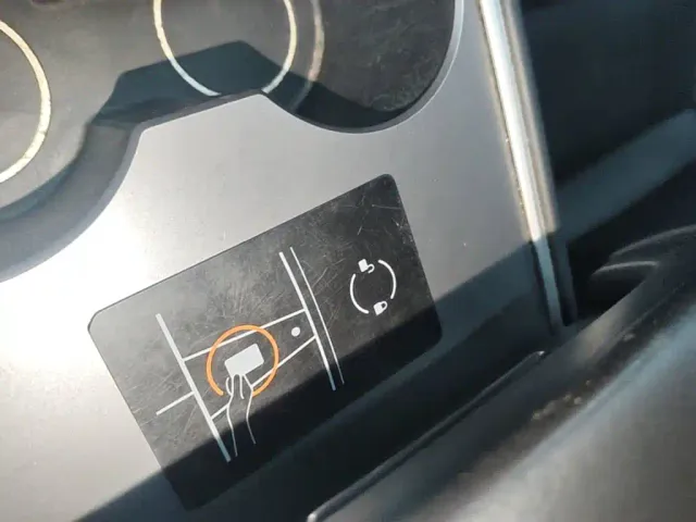 Tesla Model 3 — Фото автомобиля 8