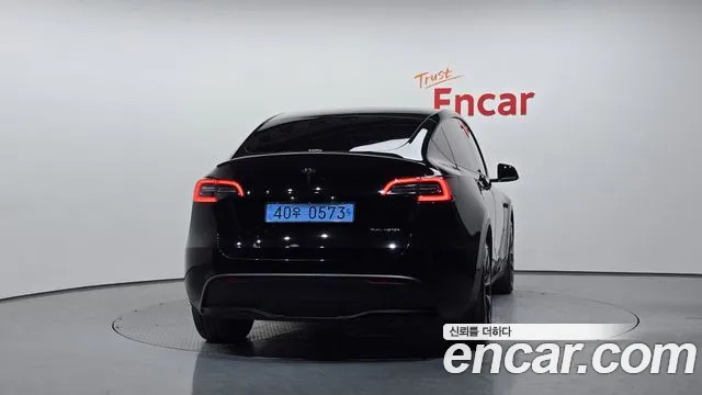 Tesla Model Y — Фото автомобиля 4