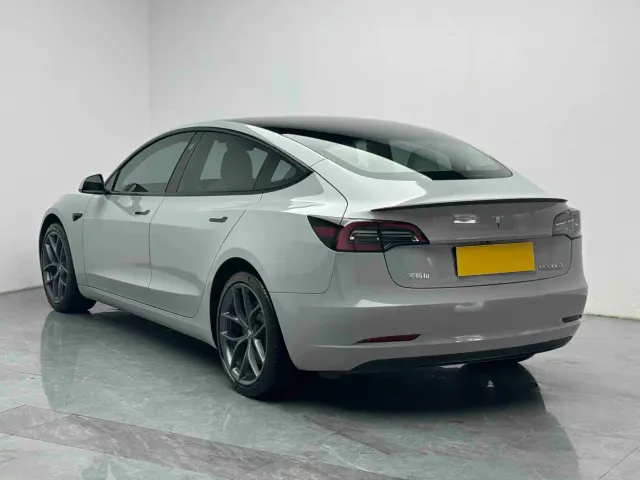Tesla Model 3 — Фото автомобиля 4