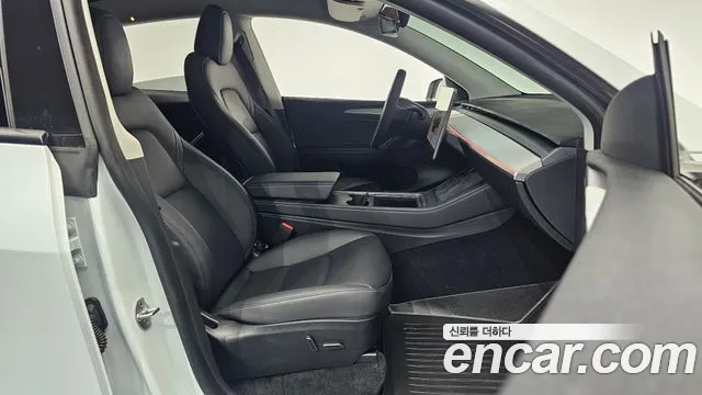 Tesla Model Y — Фото автомобиля 16